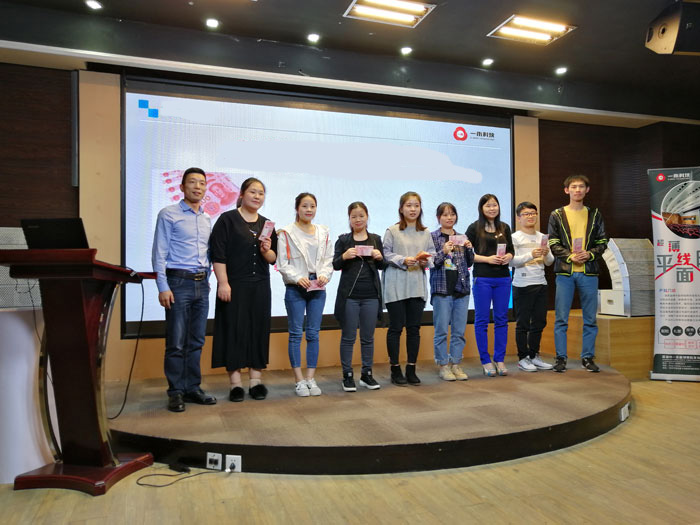 图为银河集团9873com科技董事长陈小林先生为幕后团队发放现金奖励